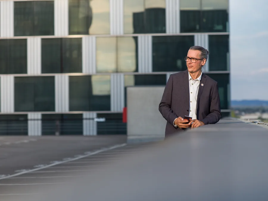 Bedo Hamza – Auf dem Dach, Blick zur Seite