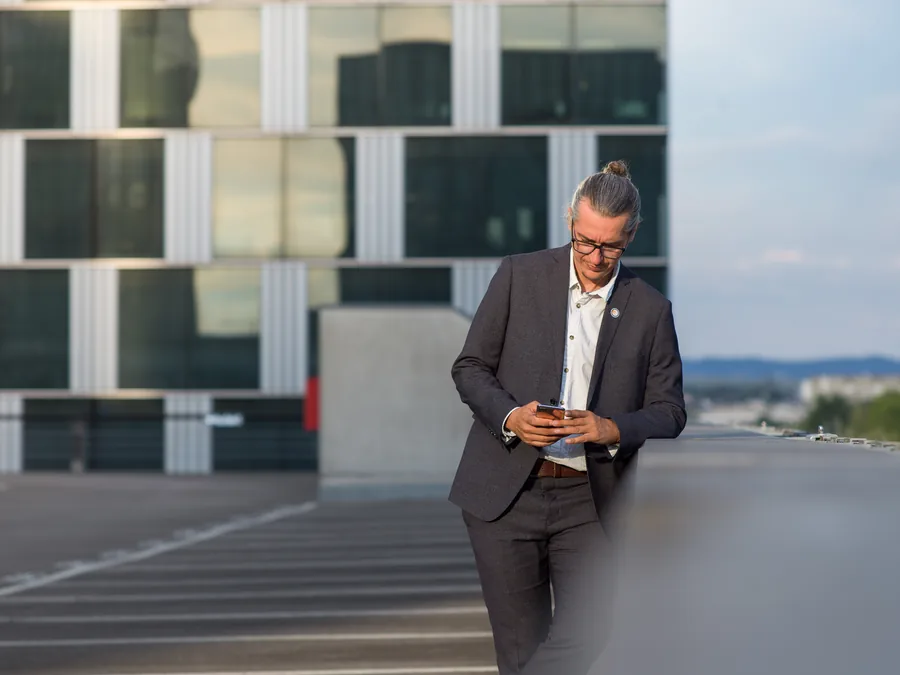 Bedo Hamza – Auf dem Dach, mit Smartphone